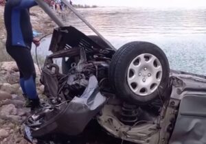 تلاش ۳ ساعته آتش نشانان برای خارج کردن خودرو از سد علویان مراغه