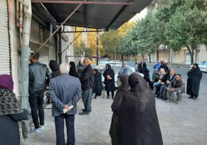 طویل تر شدن صف های نان در مراغه / انگار کسی به فکر مردم نیست !