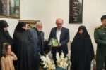 رونمایی از کتاب «پرواز اردیبهشت» در محضر پدر و مادر شهید مالک رحمتی