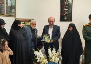 رونمایی از کتاب «پرواز اردیبهشت» در محضر پدر و مادر شهید مالک رحمتی