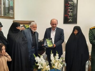 رونمایی از کتاب «پرواز اردیبهشت» در محضر پدر و مادر شهید مالک رحمتی