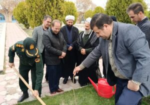 کاشت نهال توسط امام جمعه و مسئولين شهرستان مراغه در لبیک به فرمان اجرایی رهبر انقلاب